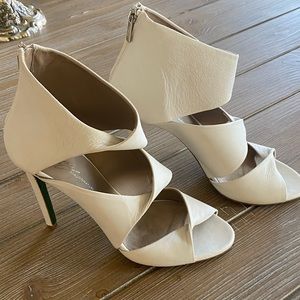 Beautiful NWOT soft leather summer white pumps